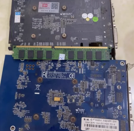 两个显卡加一个内存条 感兴趣的话点“我想要...