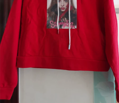 简朵连帽卫衣，实物比图片颜色暗一点儿，s码...