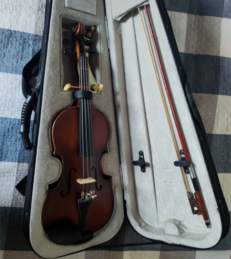 1/2小提琴，九成新，琴弦，托肩，松香都在...