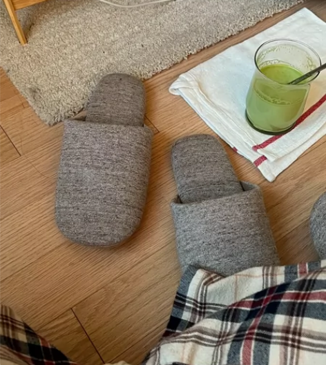 鞋子都是女生宿舍收拾出来的鞋子，有小白鞋帆...