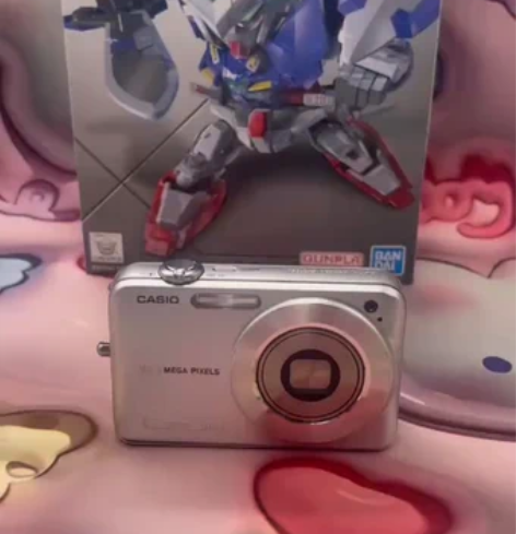 卡西欧EXZ1050银色外表，1010万像...