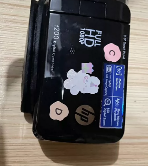 买了一个多月 电池和充电器还有储存卡都是自...