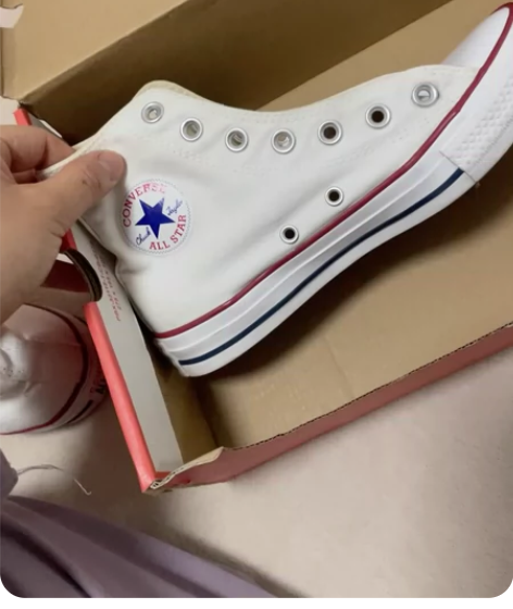 几乎全新粘过一次脚匡威女鞋，经典色白色特价...