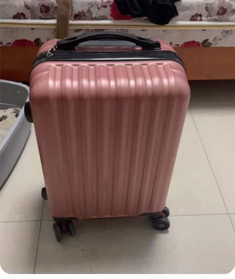 行李箱两个 玫瑰金略小  明显使用痕迹一百...