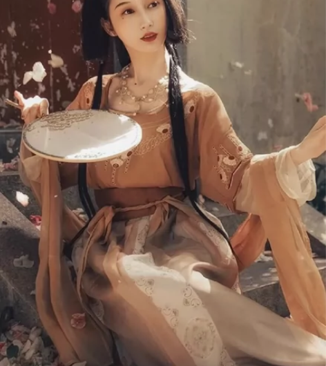 都城南庄梵歌引坦领襦裙，四件套 尺码是M的...