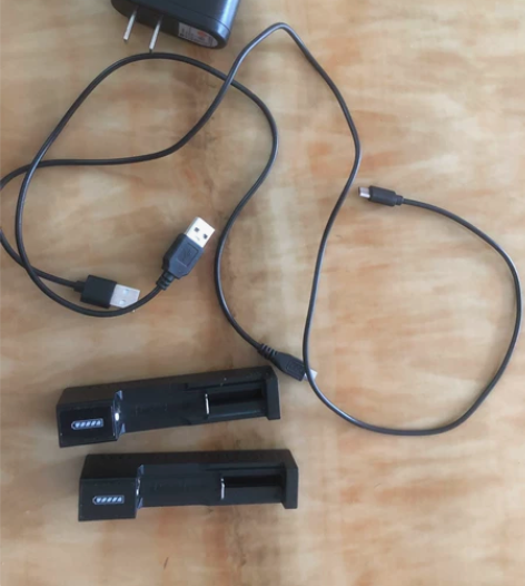 电池充电器 闲置不用。配小米充电头。可以充...