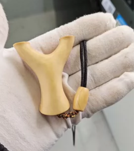 迷你小弓可以当做脖挂把玩件。黄杨木制作。宽...