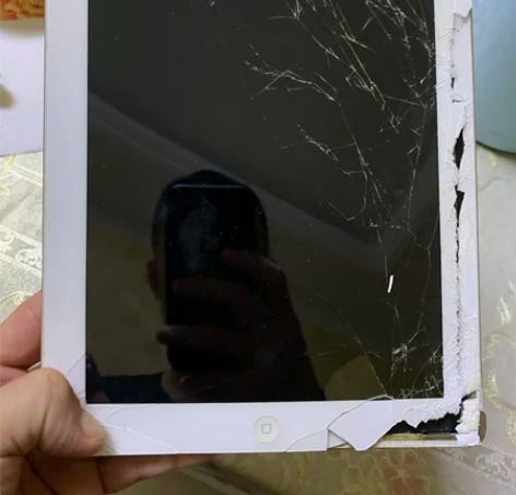 今天收拾家 翻到这个 好像是第一代ipad...