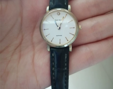 天王手表，使用痕迹较为严重，时间准，表带是...