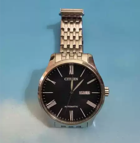 机械男表: 西铁城 新旧程度: 九成新原价...