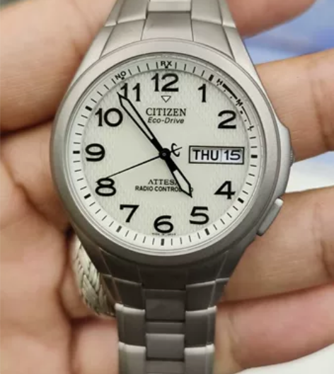 西铁城钛合金海螺双历光动能电波男表 该表成...