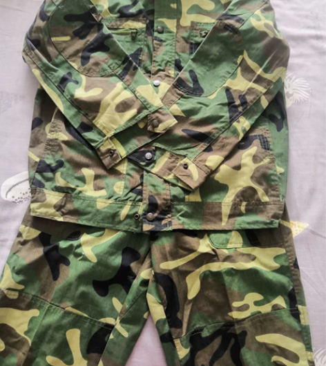 薄款迷彩服套装，因为是夏天军训，所以买了很...