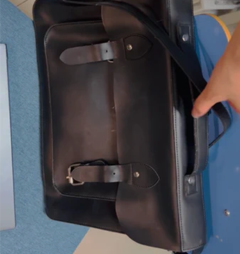 出电脑小皮包 在某橙色软件的江直树家买滴，...