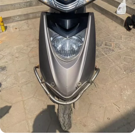 踏板摩托车雅马哈凌鹰100摩托车，5300...