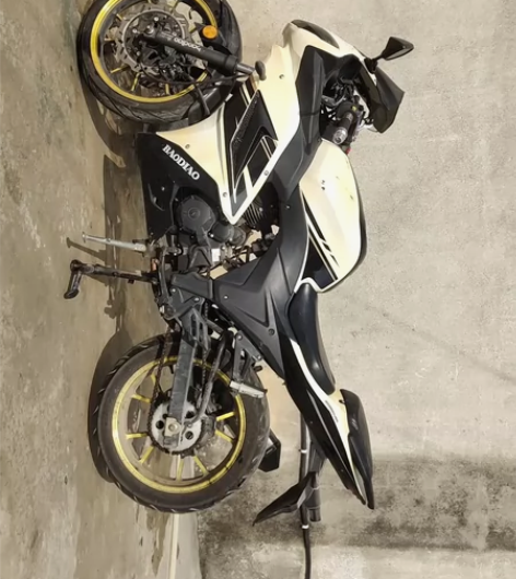 车子看好了价钱好商量久了没用油箱上有点锈斑...