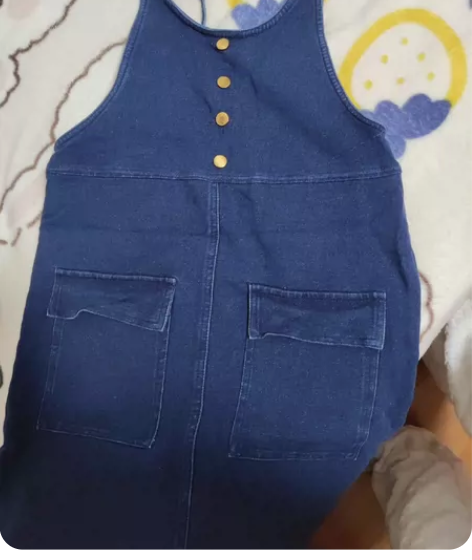 牛仔背带裙,在爱依服的线下实体店购买,胸前...