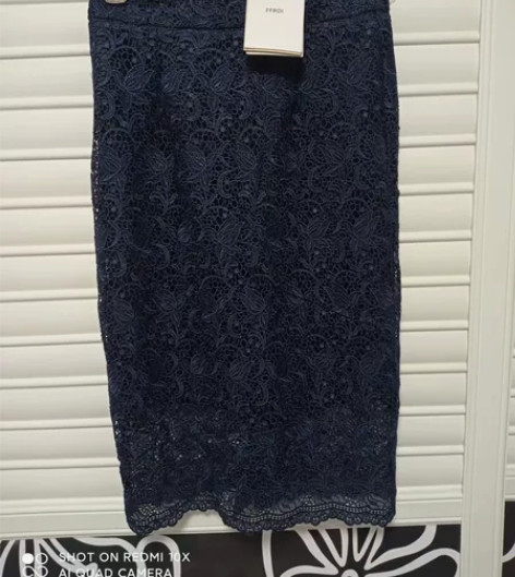 全新秋冬款蕾丝包臀裙，很显瘦，买回来没穿过...