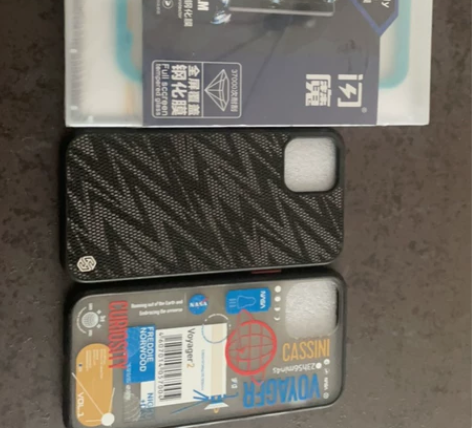 出售全新11por高档手机壳两个，闪魔钢化...