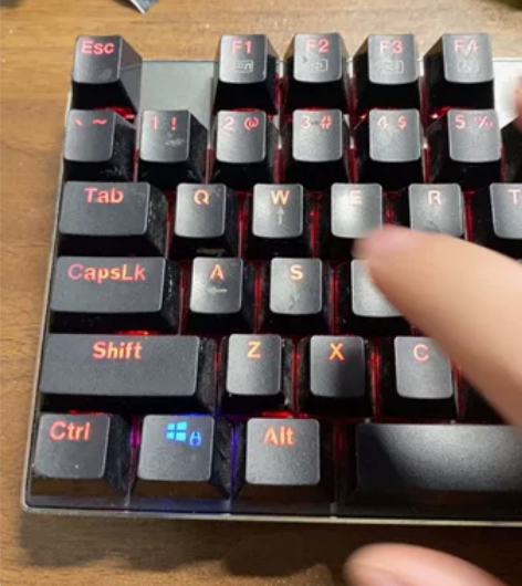 雷神机械键盘 雷神黑金刚K70R红轴。包邮...