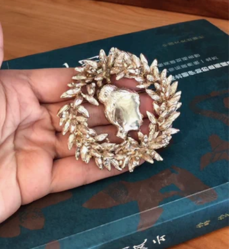 家里的老古董 橄榄叶胸针闪石大胸针 背景：...