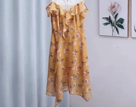 品牌女装露肩碎花连衣裙,不规则下摆,后背有...