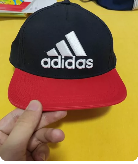 Adidas阿迪达斯闷包黑红拼接帽子 货号...