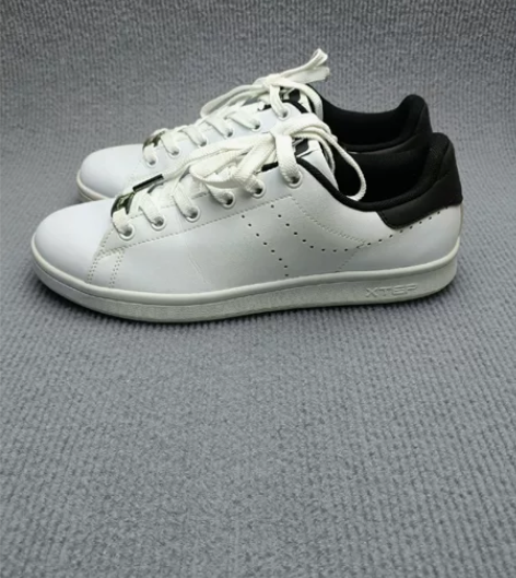 42码特步男士板鞋休闲鞋，小白鞋，白色黑尾...