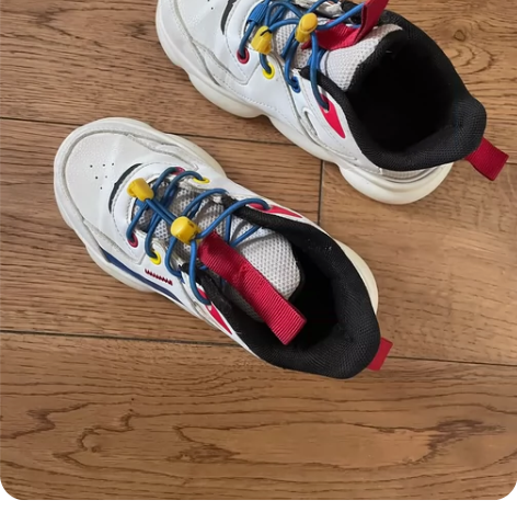 361度运动防风防水的休闲球鞋。漂亮的小童...