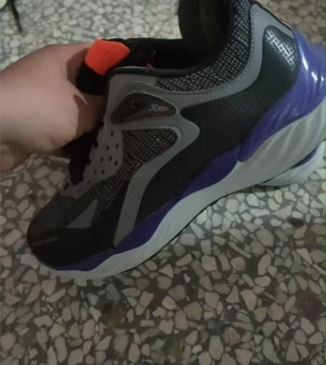 特步42码的   新的200元  没怎么穿...