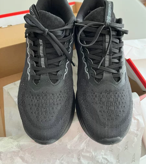 特步运动鞋，去年夏天集训时候要求穿全黑，专...