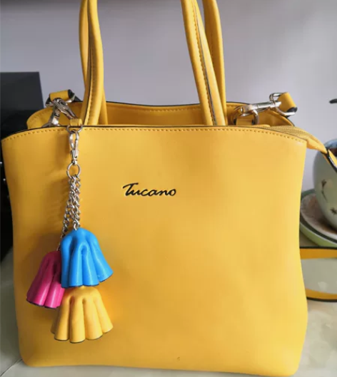 女包低价处理 从啄木鸟专卖店买的。当时很喜...