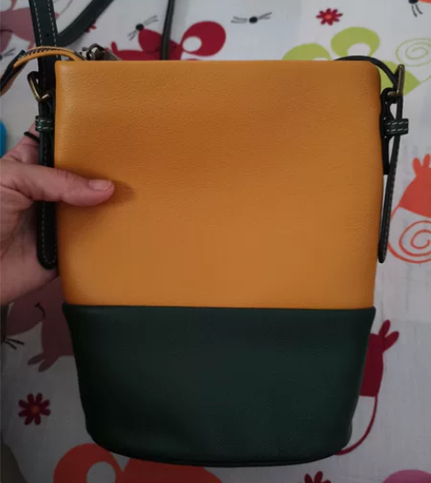 牛皮斜挎水桶包，几乎全新，不退换。 感兴趣...