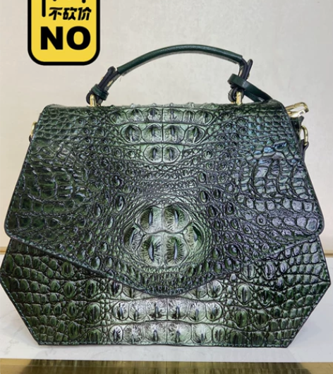头层牛皮压鳄鱼纹，很大气一款，有肩带，商场...