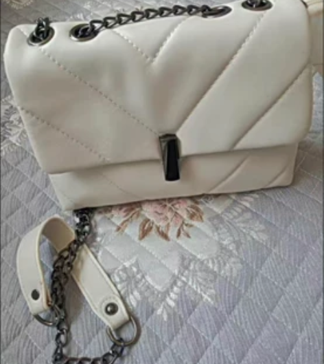 白色包包皮质柔软 真的百搭容量很大几乎全新...