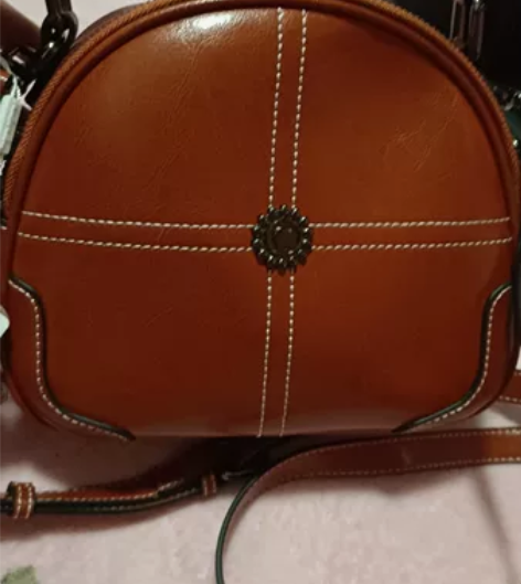 女包一个，当时买了两个一样的，另外一个用了...