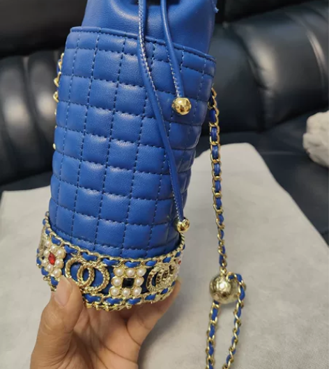 小羊皮材质宝蓝水桶包链条包铅笔包菱格圆桶包...