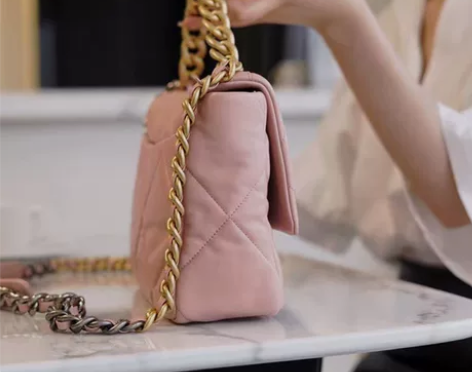 菱格纹 矩形口盖包饰以超大充分体现了19系...