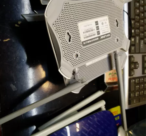 无线WIFI路由器还剩4个，10元一个，质...