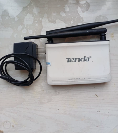 腾达无线路由器 七八成新，看着有点脏 很久...