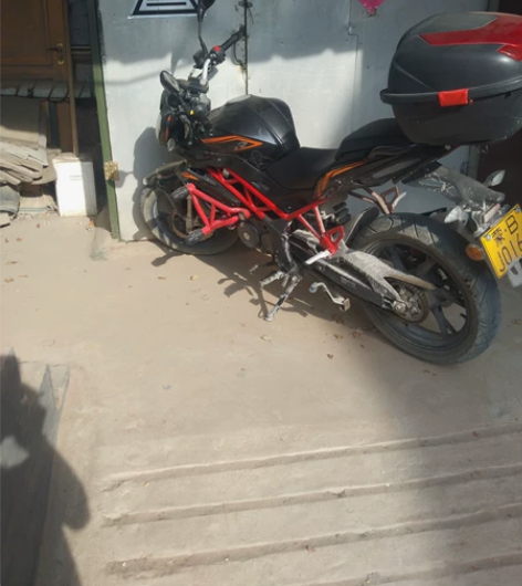 贝纳利红宝龙150摩托车，换踏板摩托车，电...