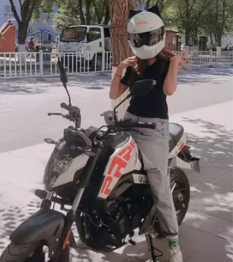 cfmoto/春风狒狒:女骑一手车，无暇 ...