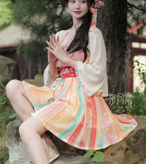 品牌型号 东月棠 新旧程度 有点皱，就穿着...