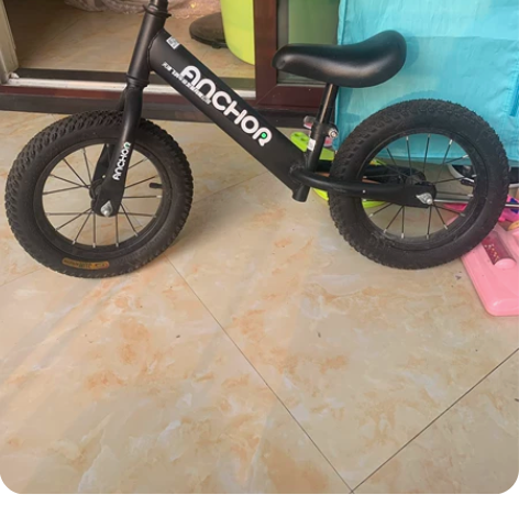 飞鸽儿童平衡车 一次都没玩过 轮胎毛刺都在...