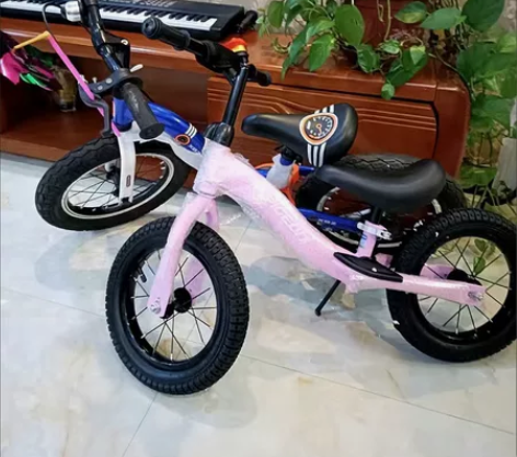 闲置  飞鸽儿童平衡车无脚踏2-3-6-8岁宝宝滑行学步车男...