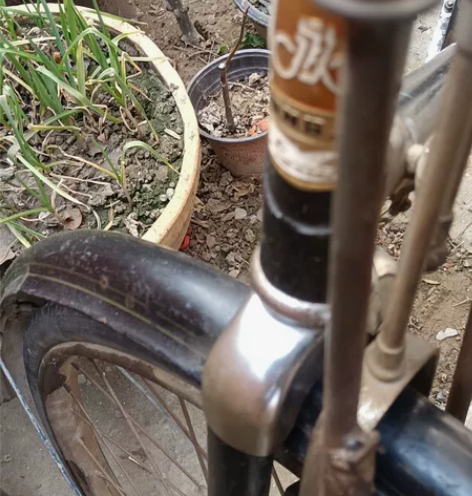 由于老房要拆迁。处理老二八自行车。有18型...