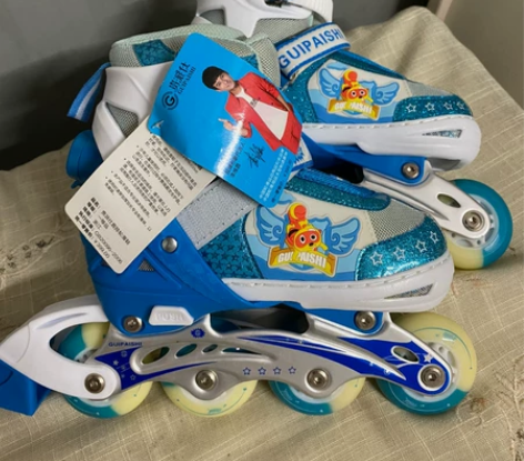 儿童轮滑鞋 可调节大小（孩子幼儿园到三年级...