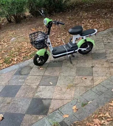 房租到期，30台小型电瓶车三折处理店里原价...