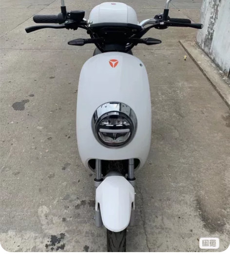 雅迪小牛锂电款.9成新,LED大灯,自动防...