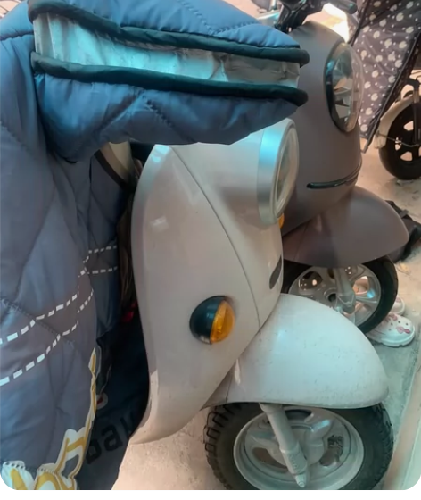 新日电动车，95新。原价3200，去年夏天...