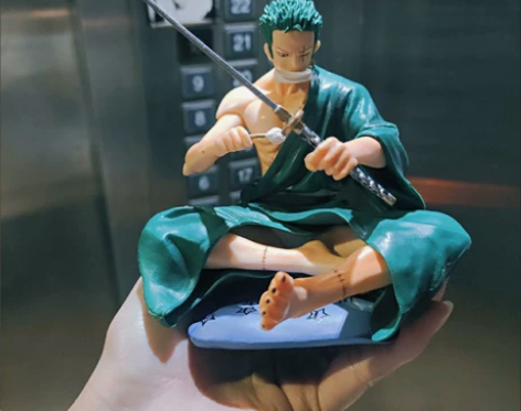 店铺不开了，处理一批海贼王擦剑索隆手办摆件...